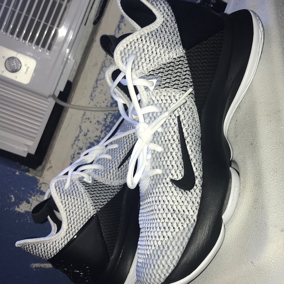 New lebron 4s never worn - Picture 4 of 5